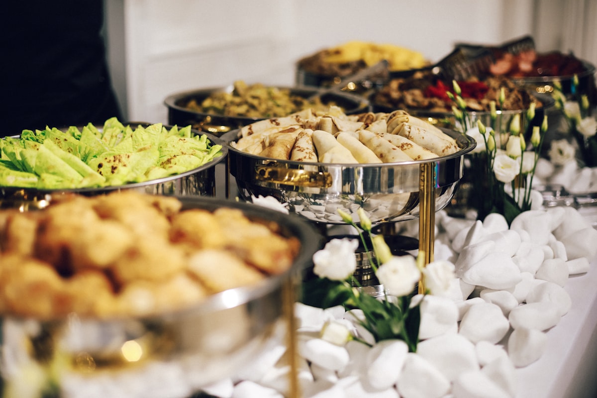 Reich gedeckter Buffet-Tisch mit Fisch und Meze
