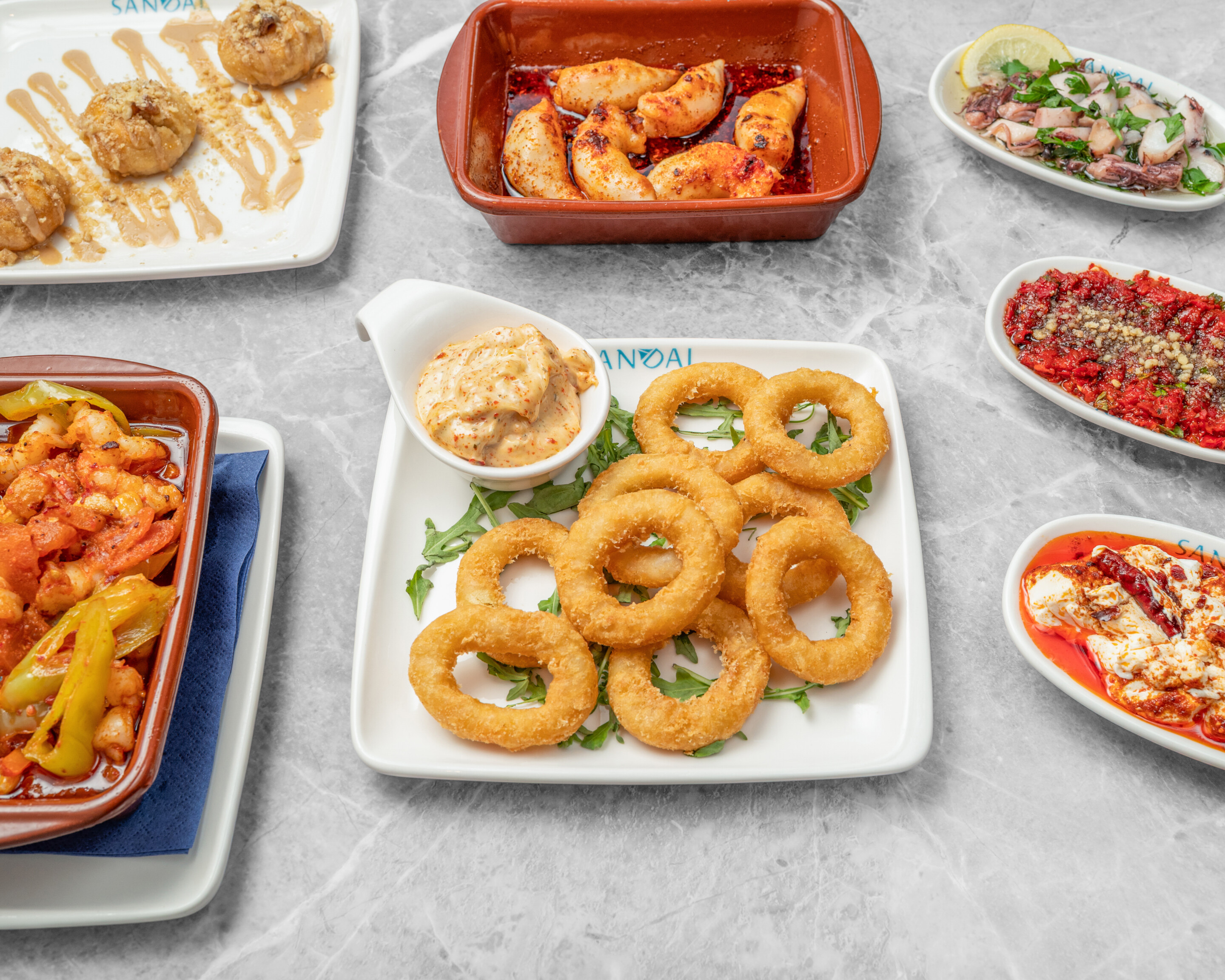 Reich gedeckte Tafel mit Meze und Fisch
